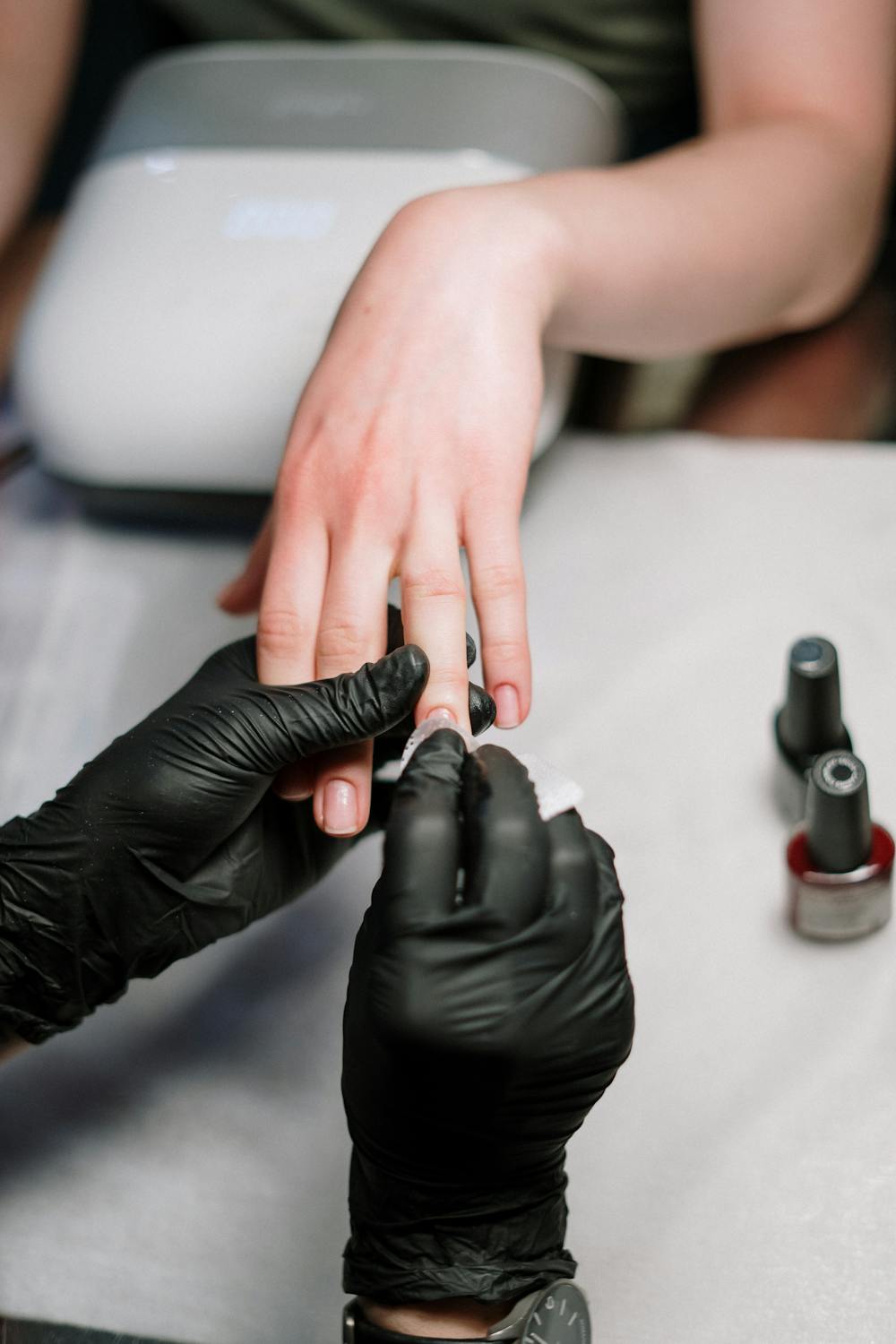 Profissional de nail design trabalhando - Demonstração das técnicas ensinadas no curso